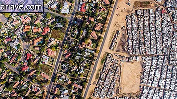 Fotograf z droni beleži kontrast med bogatim in slabim stanovanjem