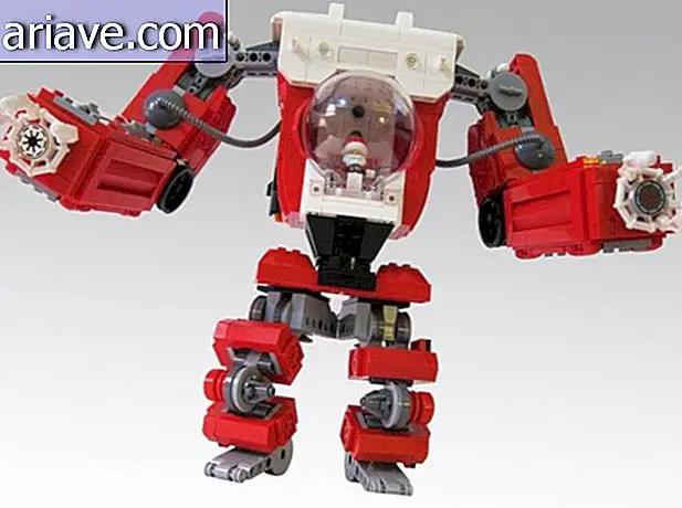 Nghệ sĩ sử dụng LEGO để tạo ra búp bê Santa Claus bên trong robot khổng lồ
