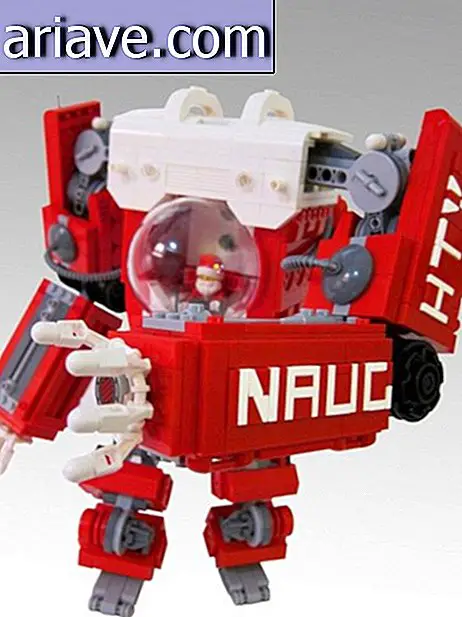 Artistul folosește LEGO pentru a crea păpușa lui Moș Crăciun în interiorul unui robot gigant