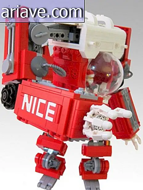 ศิลปินใช้ LEGO เพื่อสร้างตุ๊กตาซานตาคลอสภายในหุ่นยนต์ยักษ์