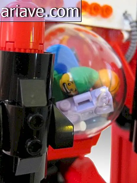 Artistul folosește LEGO pentru a crea păpușa lui Moș Crăciun în interiorul unui robot gigant