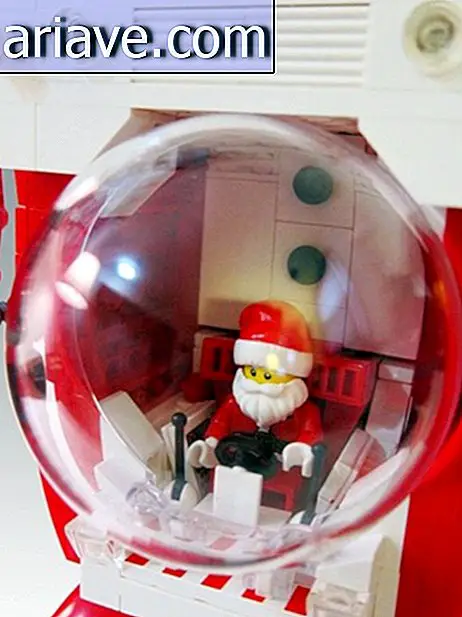 Художник использует LEGO для создания куклы Санта-Клауса внутри гигантского робота