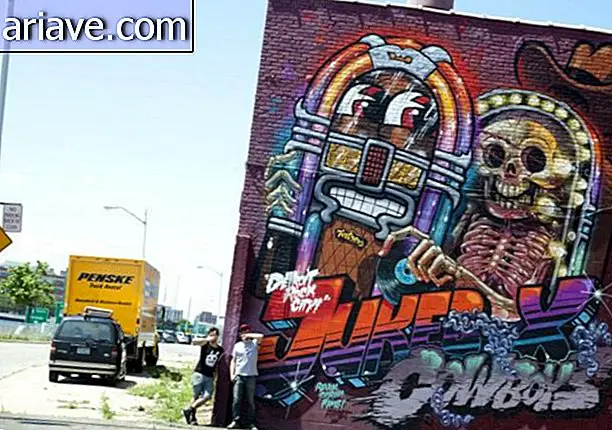 Umelec „rozpráva“ postavy v graffiti kresbách