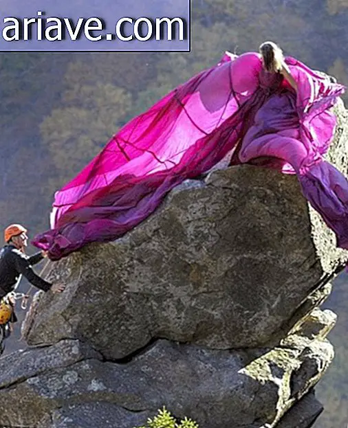 Model poseert op een klif, bijna 1.000 m hoog, en het resultaat is prachtig!