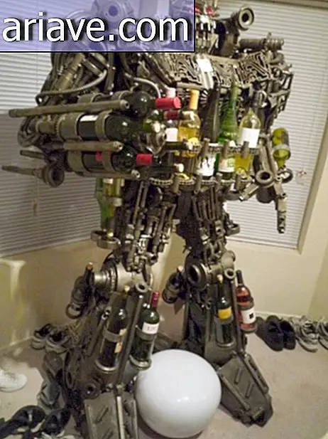 Mi lenne, ha a palackokat fél tonnás Transformerbe rendezi?
