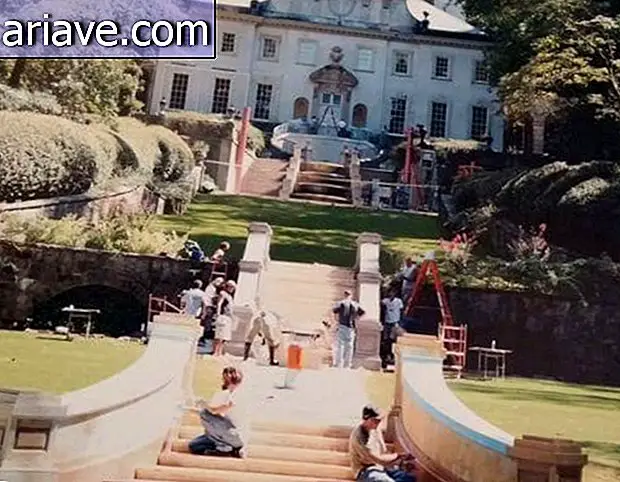 Foto på skjerm viser scener fra Hunger Games: In Flames, med produksjon av trappetrinn foran huset.