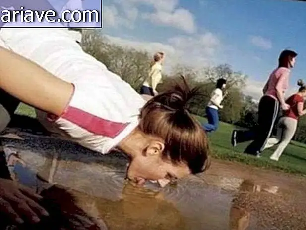 Mujer bebiendo agua de charco