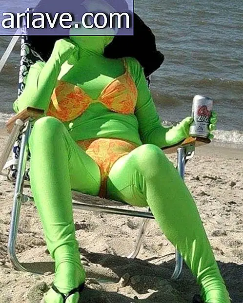Persona vestida con un mono en la playa