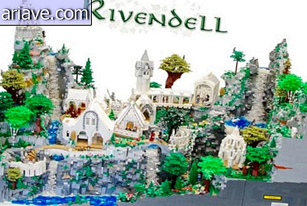 Dieťa zostavuje mapu Rivendellu pomocou dlaždíc LEGO