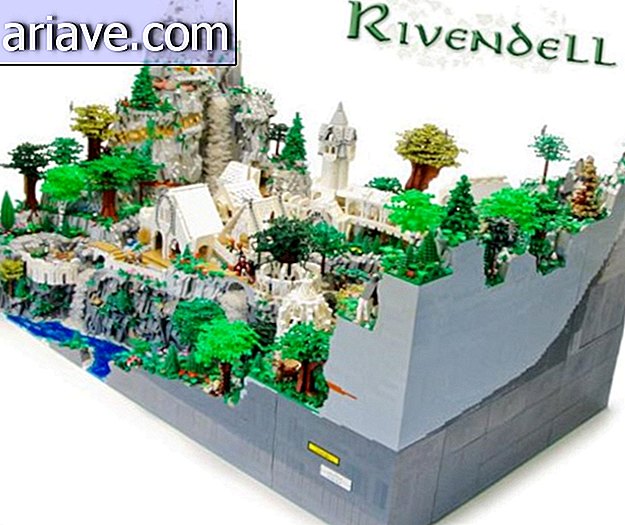 Dieťa zostavuje mapu Rivendellu pomocou dlaždíc LEGO