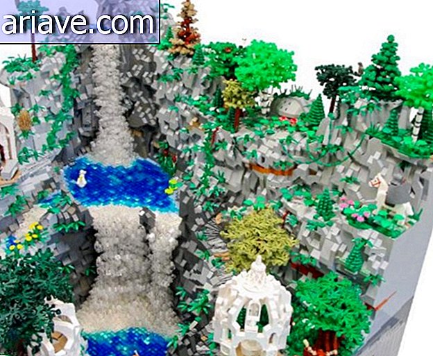 Otrok gradi zemljevid Rivendell s pomočjo ploščic LEGO