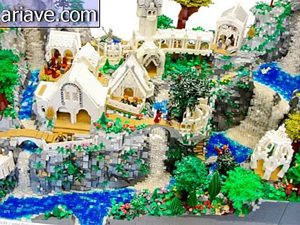 Otrok gradi zemljevid Rivendell s pomočjo ploščic LEGO