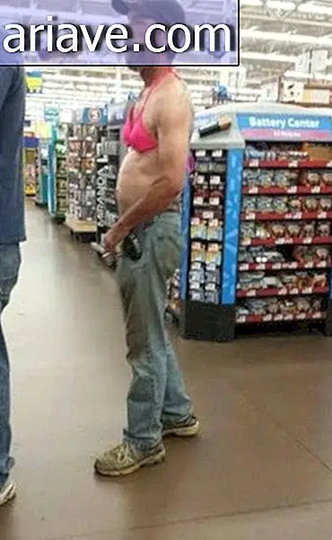 Mężczyzna w różowym bikini