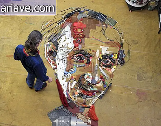 Nghệ sĩ tạo ra các tác phẩm với thư rác