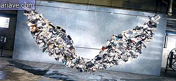 Artista crea obras con correo basura