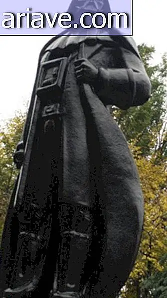 En Ucrania, la antigua estatua de Lenin se convierte en homenaje a Darth Vader [galería]