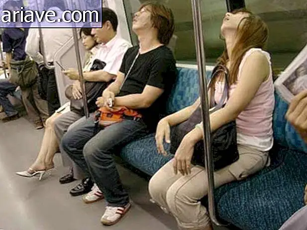 Dormind în metrou