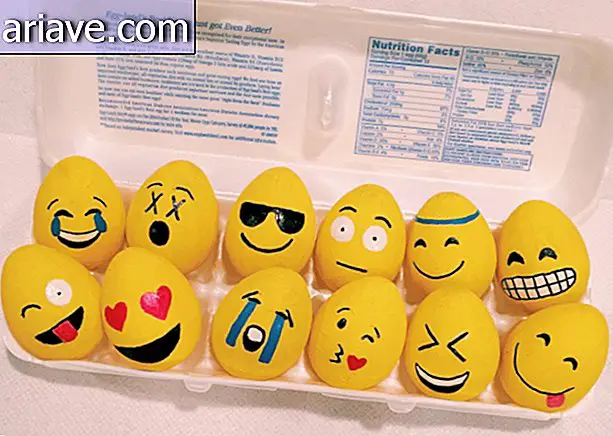 Huevos pintados como emojis