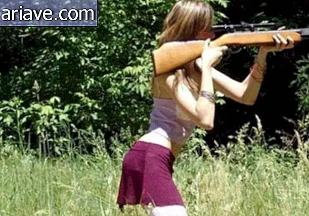 Женщина нося пушки