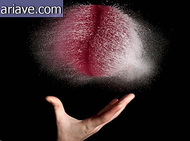 Fotograf viser utbrudd av vannfylte ballonger på en unik måte