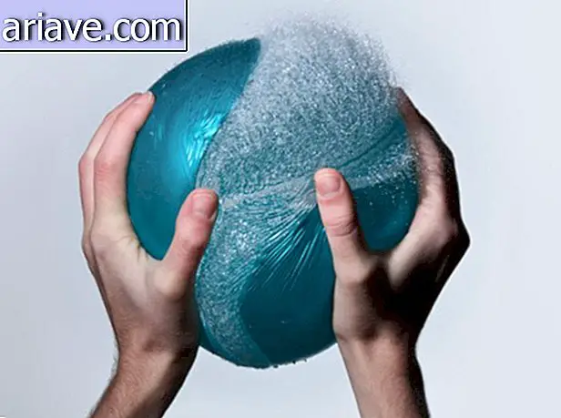 Il fotografo mostra esplosioni di palloncini pieni d'acqua in un modo unico