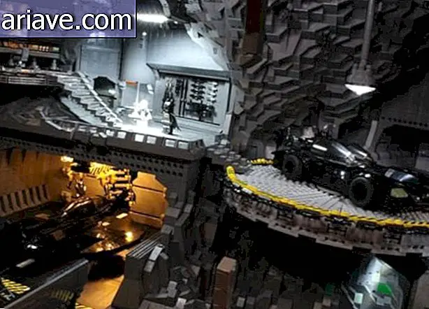 Navijači ponovno ustvarijo Batcave z 20.000 LEGO kosi