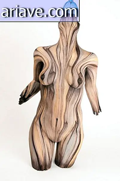 यह लकड़ी की तरह दिखता है, लेकिन यह सिरेमिक है! मिलिए इस मूर्तिकार के अद्भुत काम से