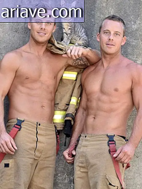 Denne kalender over brandmænd med kæledyr er sexet og sød på samme tid.