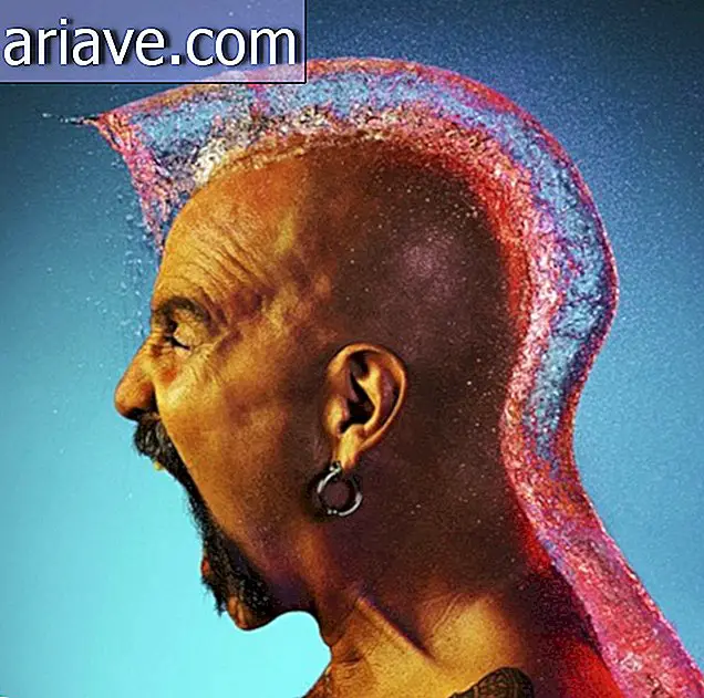 Der Fotograf kreiert lustige Perücken für Männer mit Glatze