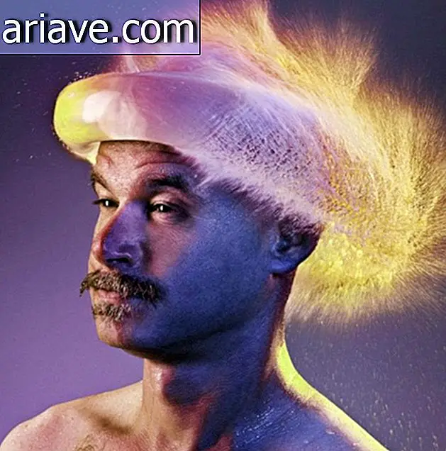 Fotoğrafçı kel erkeklerde eğlenceli peruk yaratır