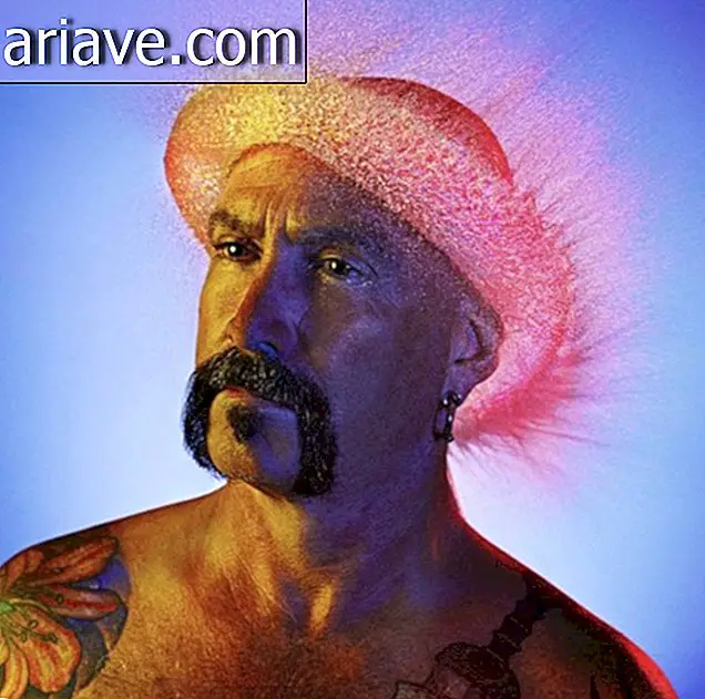 Der Fotograf kreiert lustige Perücken für Männer mit Glatze