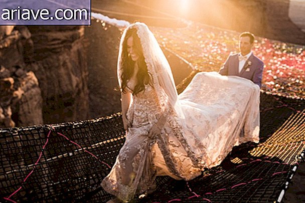 Bekijk foto's van een bruiloft tussen twee bergen, 120 meter van de grond