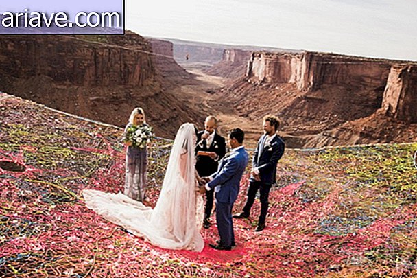 Bekijk foto's van een bruiloft tussen twee bergen, 120 meter van de grond