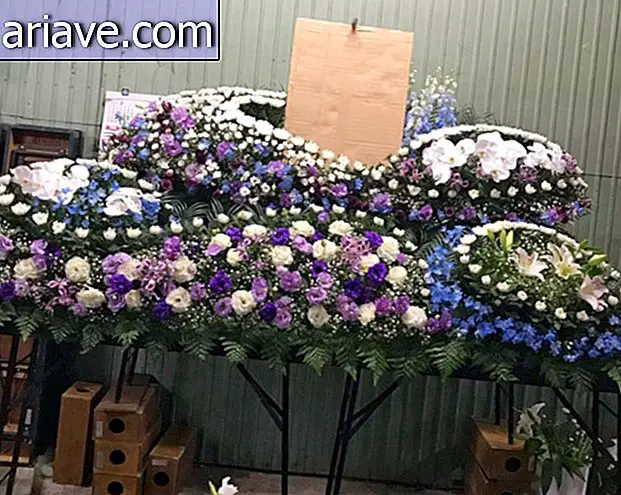 Master Jepang di Membuat Pengaturan Bunga Pemakaman