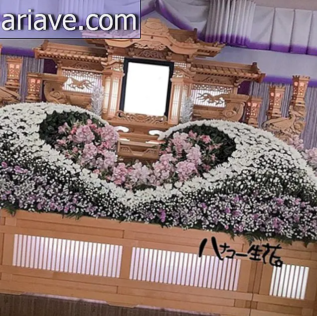 Maestri giapponesi nella creazione di composizioni floreali funebri