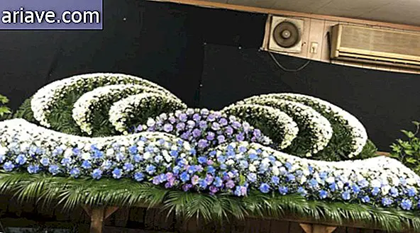 Japanische Meister beim Erstellen von Beerdigungsblumenarrangements