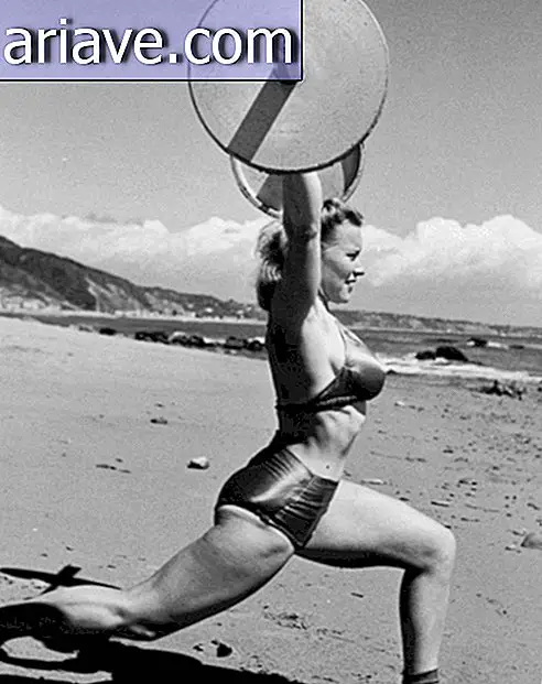 Nainen harjoittelee rannalla