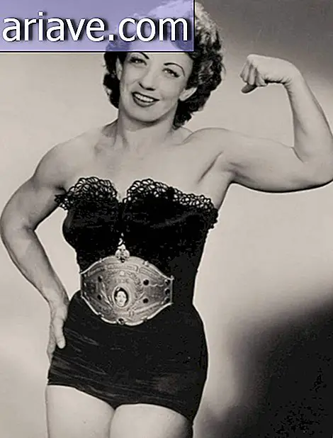 Kvinde viser muskler
