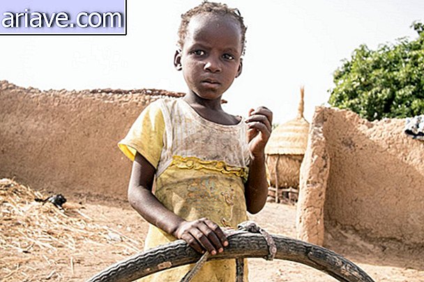 Dieťa so starou pneumatikou