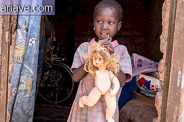 Mädchen mit alter Puppe