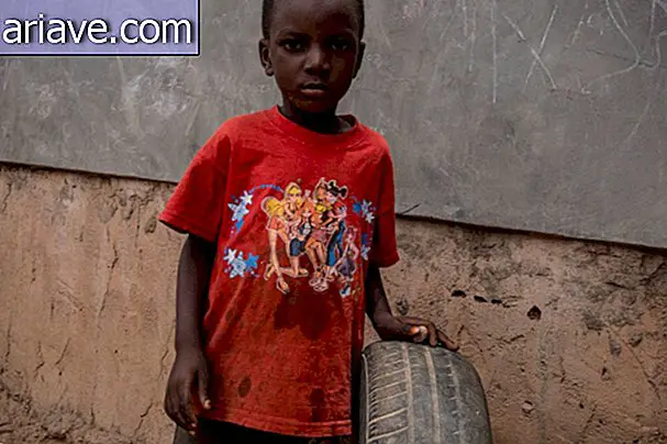 Chlapec so starou pneumatikou