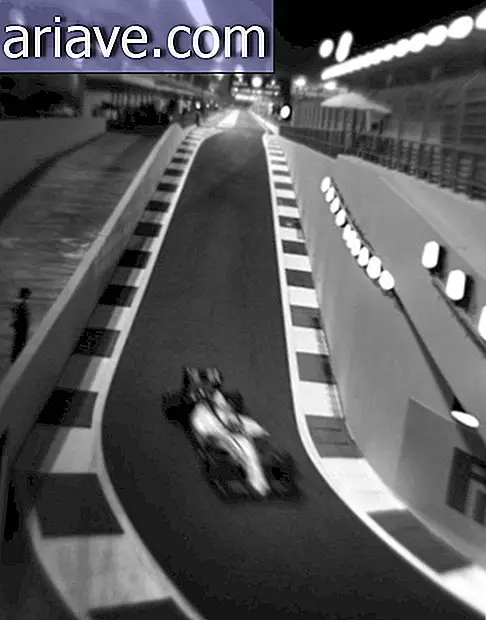 Фотограф записывает изображения Формулы 1 с 104-летней камеры