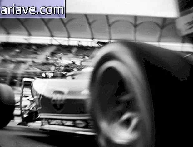 Mit der 104 Jahre alten Kamera nimmt der Fotograf Bilder der Formel 1 auf