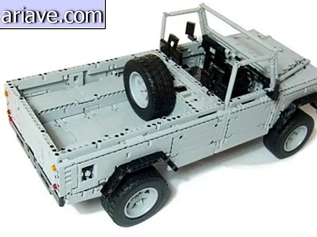 Faceți cunoștință cu Land Rover Defender realizat integral din LEGO [video]