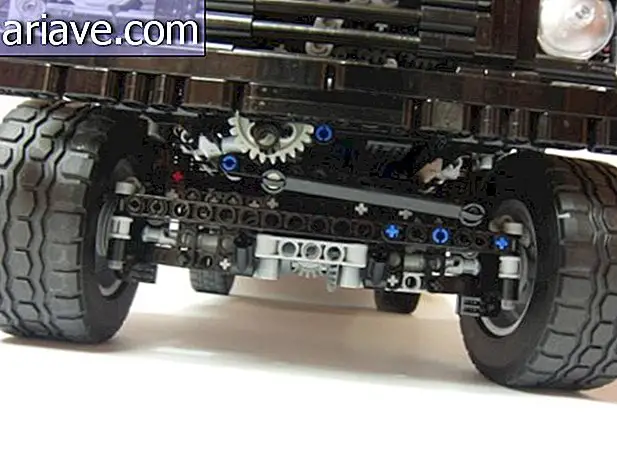 Scopri il Land Rover Defender realizzato interamente in LEGO [video]