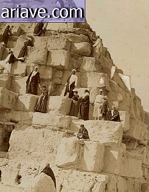 Turisti v pyramídach