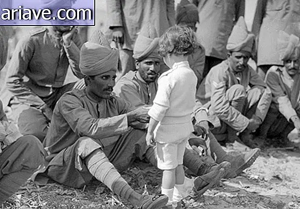 भारतीय सैनिकों के साथ लड़का