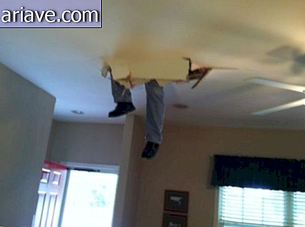 Muž padajúci zo stropu