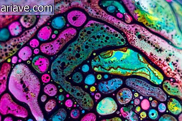 Ang litratista ay lumilikha ng likhang sining na may ferrofluid