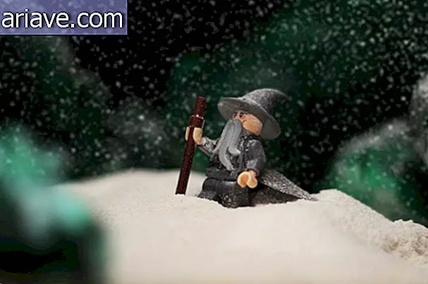 Foto séria zobrazuje hračky Lego v reálnych scénach
